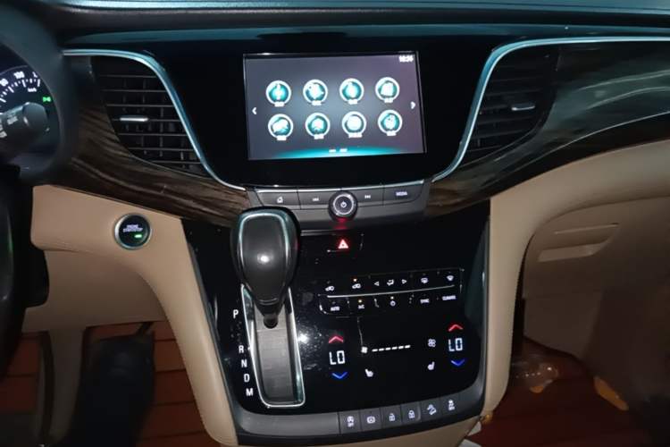 Used Buick GL8 2017 ES 28T Luxury Model China V Standard Audio And AC Panel