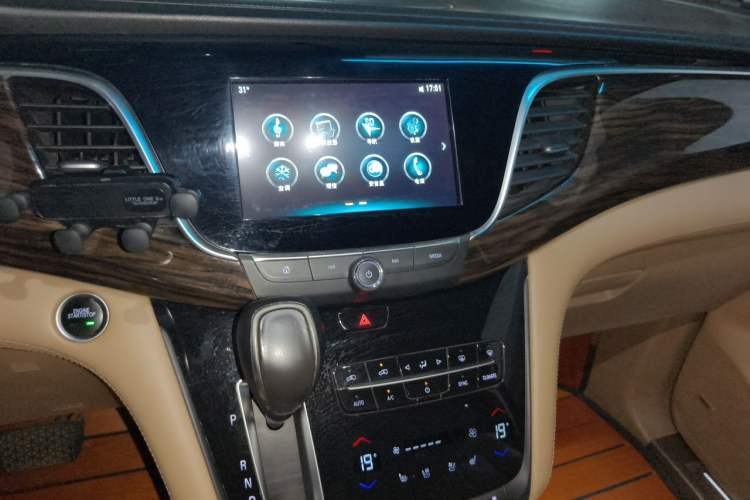 Used Buick GL8 2017 ES 28T Flagship Model China V Standard Audio And AC Panel