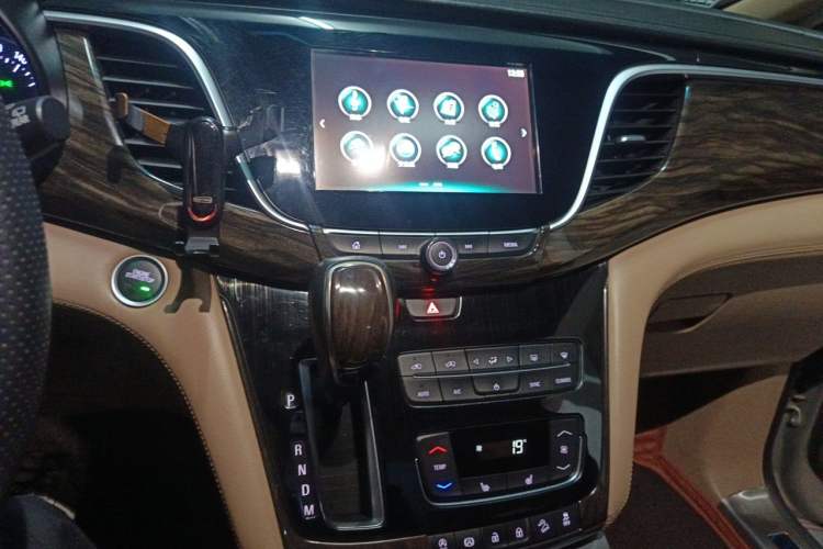 Used Buick GL8 2017 ES 28T Premium Version China V Standard Audio And AC Panel