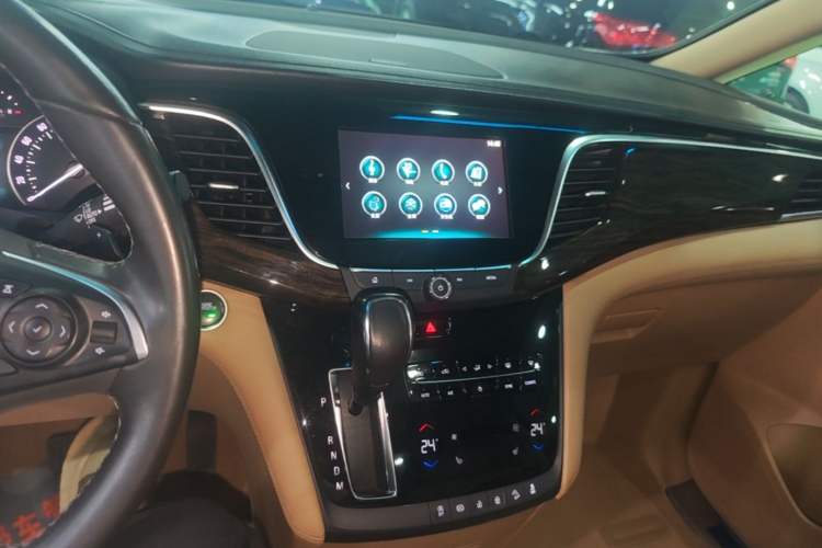 Used Buick GL8 2017 ES 28T Luxury Model China V Standard Audio And AC Panel