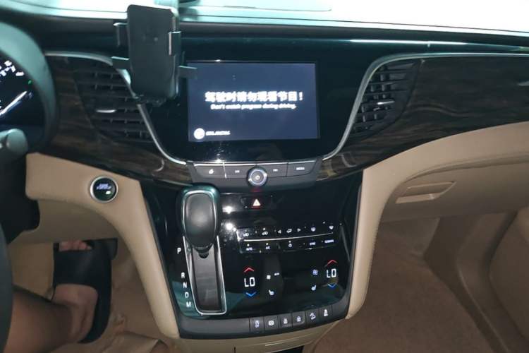 Used Buick GL8 2017 ES 28T Luxury Model China V Standard Audio And AC Panel
