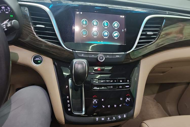 Used Buick GL8 2017 ES 28T Flagship Model China V Standard Audio And AC Panel