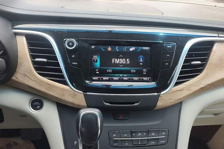Used Buick GL8 2017 ES 28T Comfort Model China V Standard Audio And AC Panel
