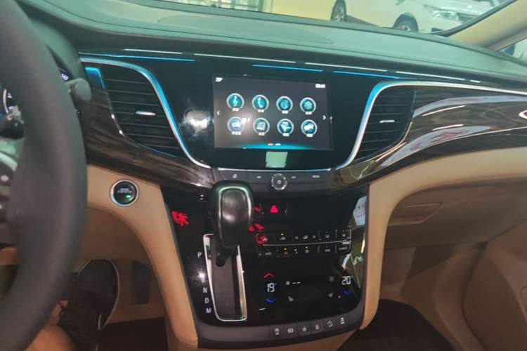 Used Buick GL8 2017 ES 28T Luxury Model China V Standard Audio And AC Panel