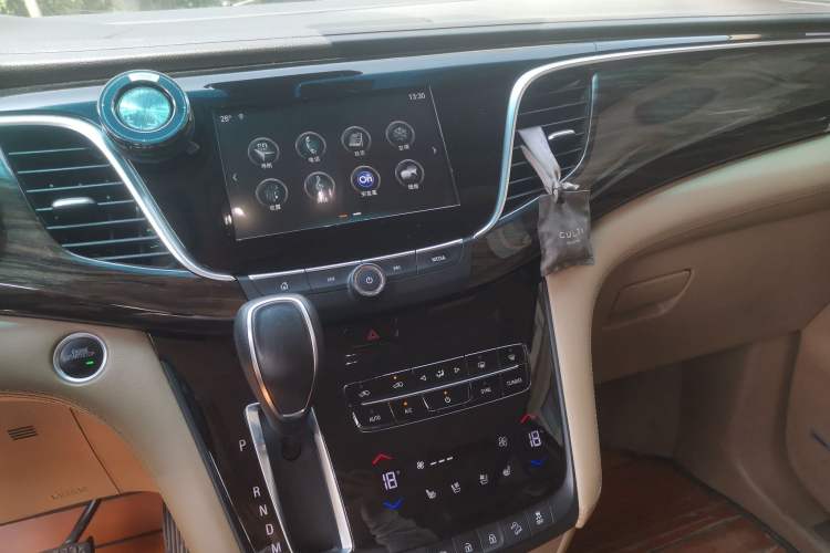 Used Buick GL8 2017 ES 28T Flagship Model China V Standard Audio And AC Panel
