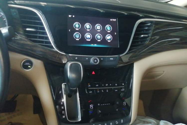 Used Buick GL8 2017 ES 28T Luxury Model China V Standard Audio And AC Panel