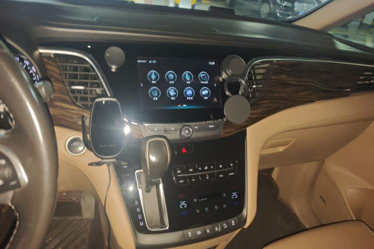 Used Buick GL8 2017 ES 28T Flagship Model China V Standard Audio And AC Panel