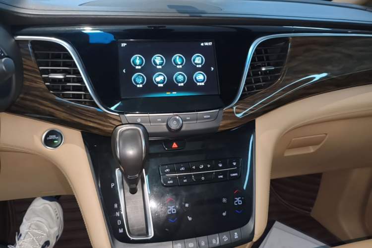 Used Buick GL8 2017 ES 28T Luxury Model China V Standard Audio And AC Panel