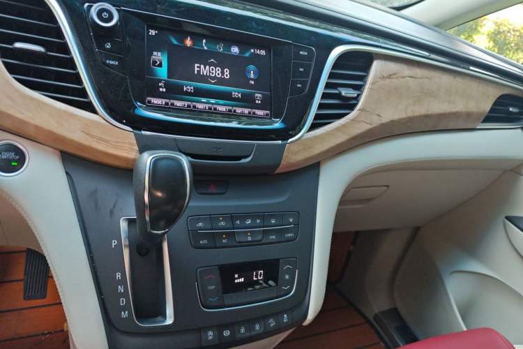 Used Buick GL8 2017 ES 28T Comfort Model China V Standard Audio And AC Panel