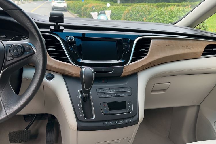 Used Buick GL8 2017 ES 28T Comfort Model China V Standard Audio And AC Panel