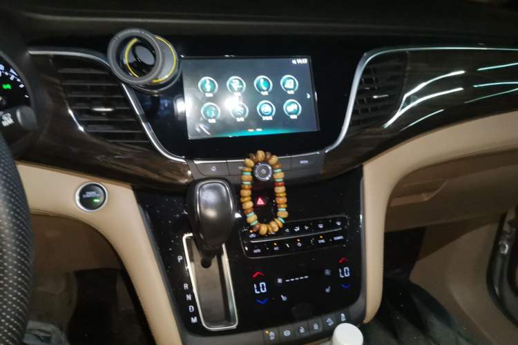 Used Buick GL8 2017 ES 28T Luxury Model China V Standard Audio And AC Panel