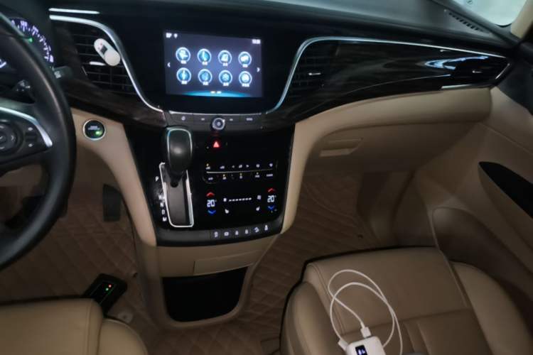 Used Buick GL8 2017 ES 28T Luxury Model China V Standard Audio And AC Panel