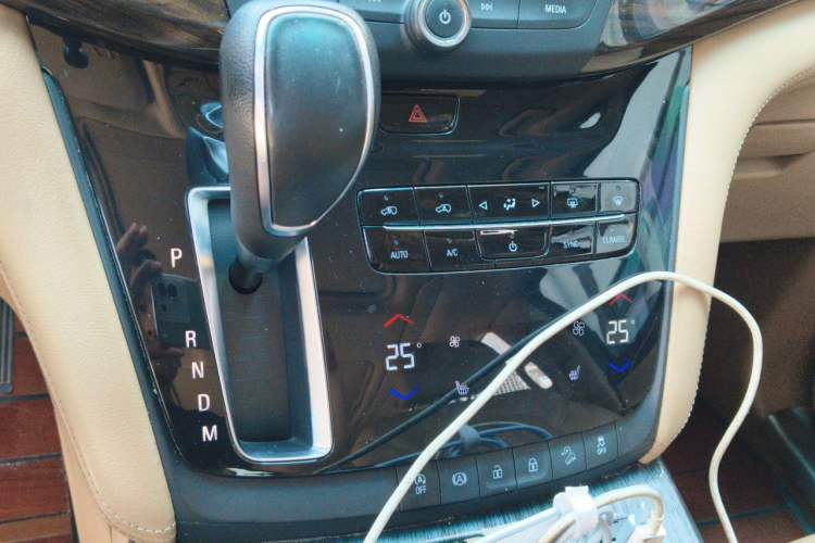 Used Buick GL8 2017 ES 28T Luxury Model China V Standard Audio And AC Panel