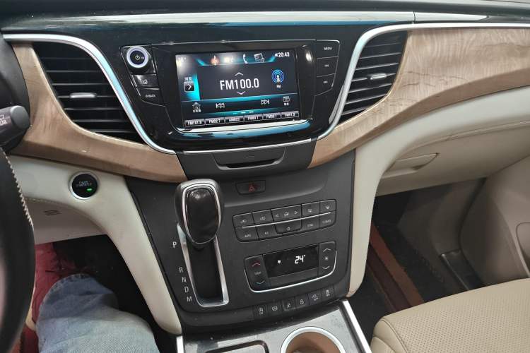 Used Buick GL8 2017 ES 28T Comfort Model China V Standard Audio And AC Panel