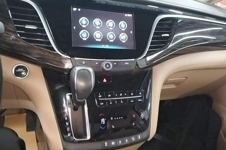 Used Buick GL8 2017 ES 28T Luxury Model China V Standard Audio And AC Panel
