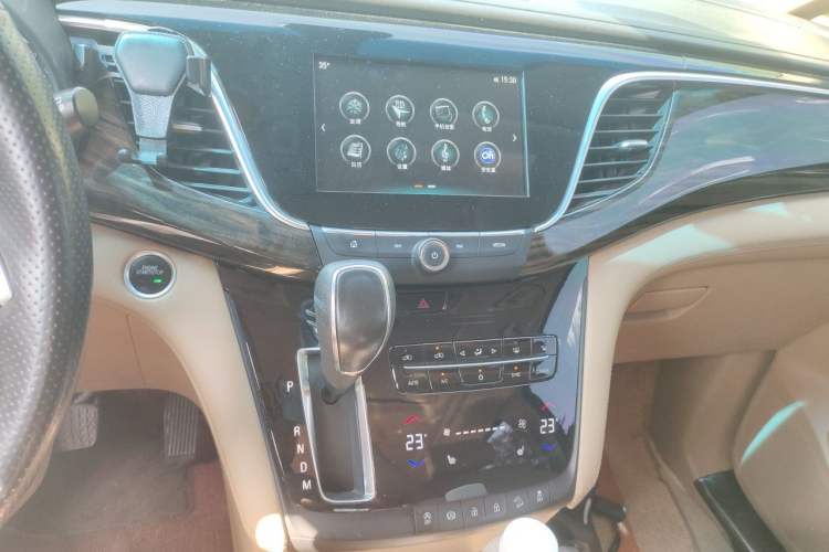 Used Buick GL8 2017 ES 28T Luxury Model China V Standard Audio And AC Panel