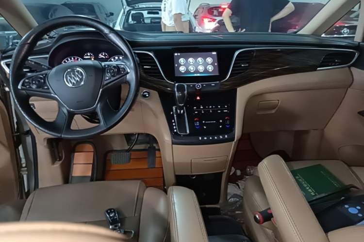 Used Buick GL8 2017 ES 28T Luxury Model China V Standard Center Console