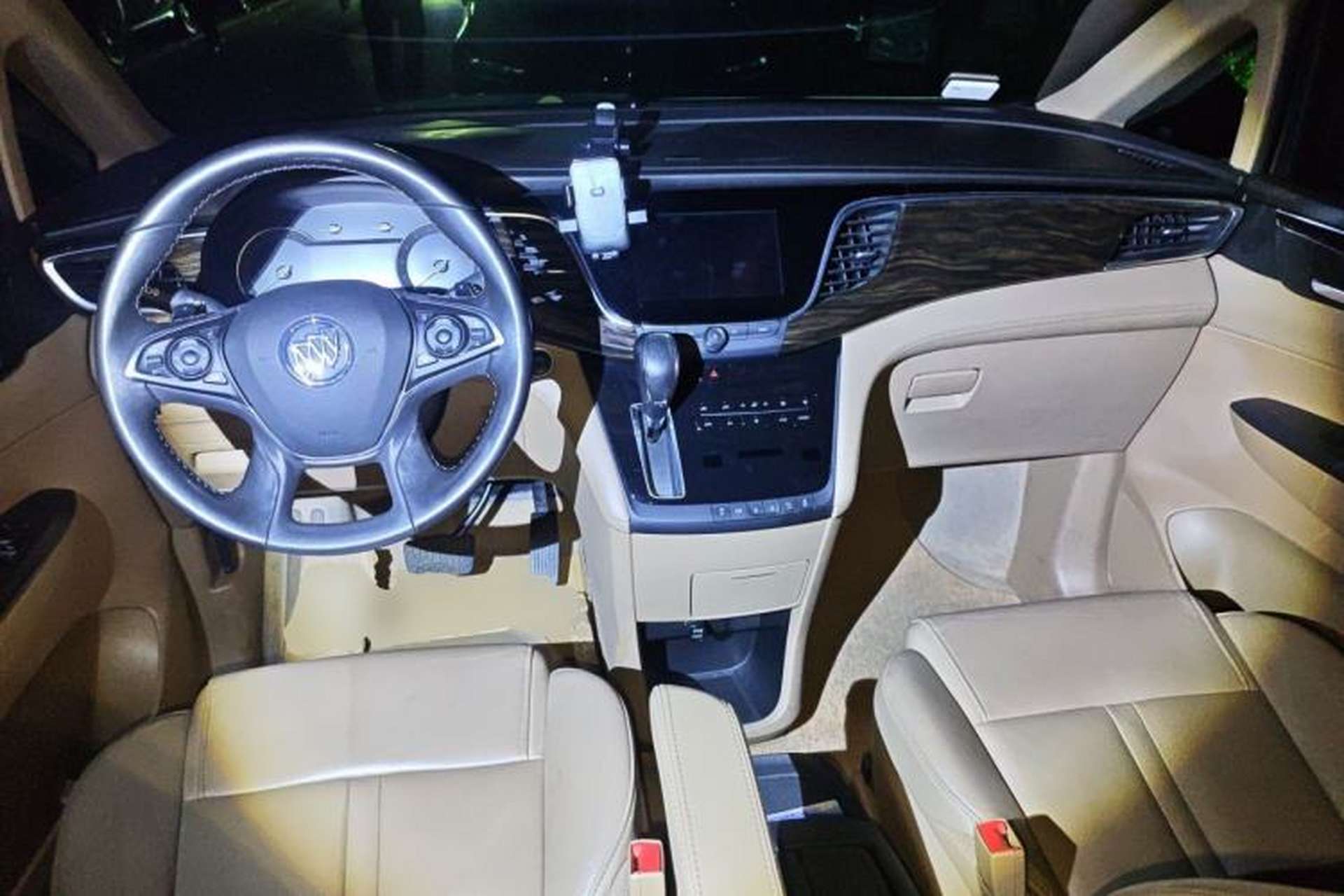 Used Buick GL8 2017 ES 28T Luxury Model China V Standard Center Console