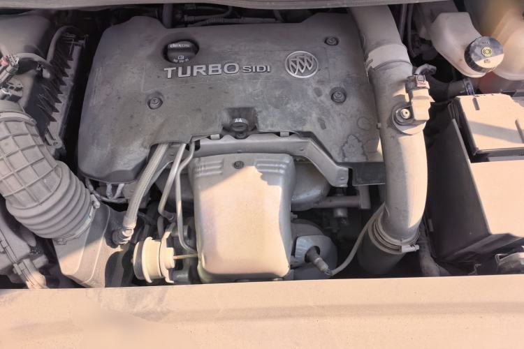Used Buick GL8 2017 ES 28T Flagship Model China V Standard Engine Bay