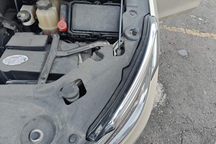 Used Buick GL8 2017 ES 28T Comfort Model China V Standard Engine Bay Left