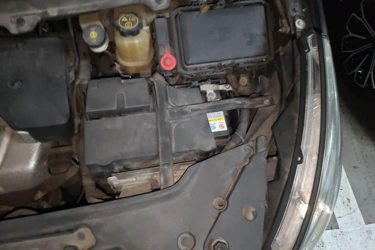 Used Buick GL8 2017 25S Luxury Version China V Standard Engine Bay Left