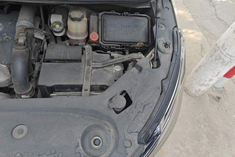 Used Buick GL8 2017 ES 28T Comfort Model China V Standard Engine Bay Left