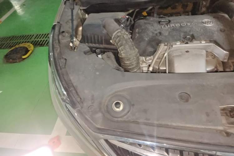 Used Buick GL8 2017 ES 28T Flagship Model China V Standard Engine Bay Right