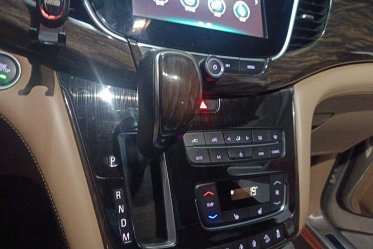Used Buick GL8 2017 ES 28T Premium Version China V Standard Gear Lever