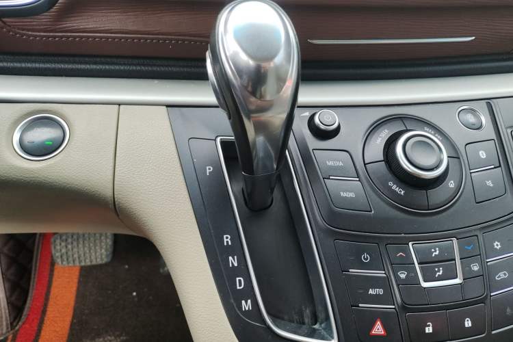 Used Buick GL8 2017 25S Comfort Version China V Standard Gear Lever