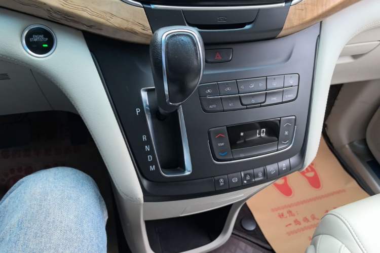 Used Buick GL8 2017 ES 28T Comfort Model China V Standard Gear Lever