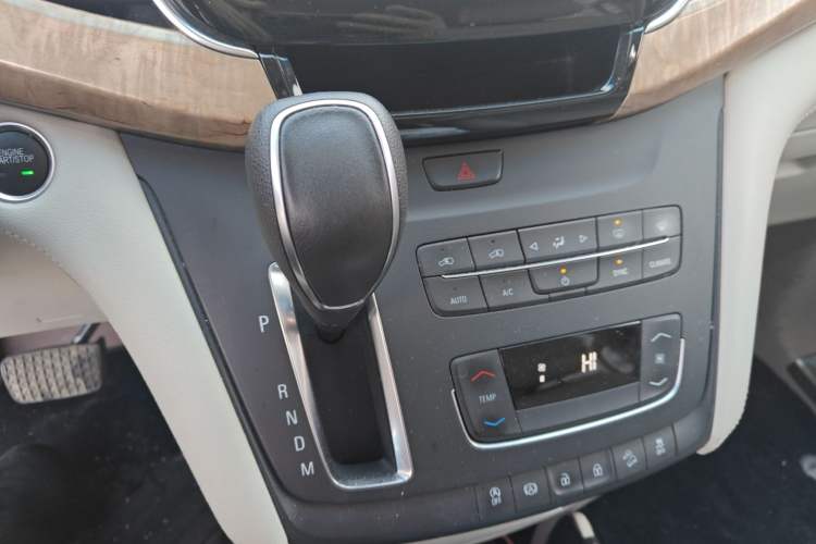 Used Buick GL8 2017 ES 28T Comfort Model China V Standard Gear Lever