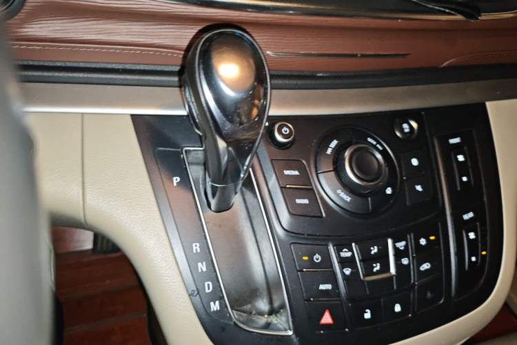 Used Buick GL8 2017 25S Luxury Version China V Standard Gear Lever