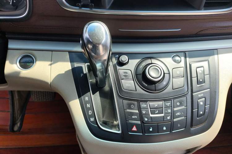 Used Buick GL8 2017 25S Prestige Version China V Standard Gear Lever