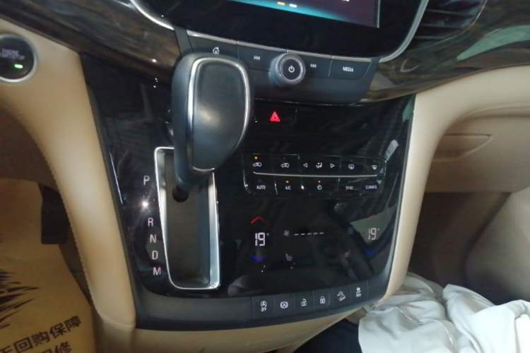 Used Buick GL8 2017 ES 28T Luxury Model China V Standard Gear Lever