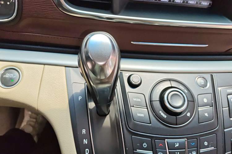 Used Buick GL8 2017 25S Luxury Version China V Standard Gear Lever