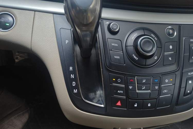 Used Buick GL8 2017 25S Comfort Version China V Standard Gear Lever