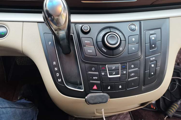 Used Buick GL8 2017 25S Comfort Version China V Standard Gear Lever