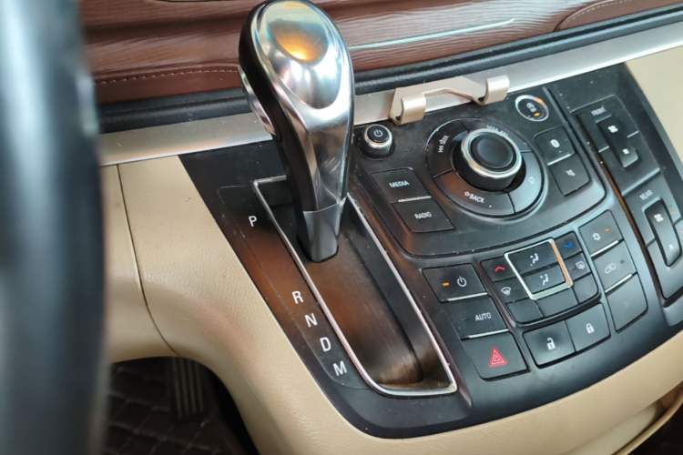 Used Buick GL8 2017 25S Comfort Version China V Standard Gear Lever