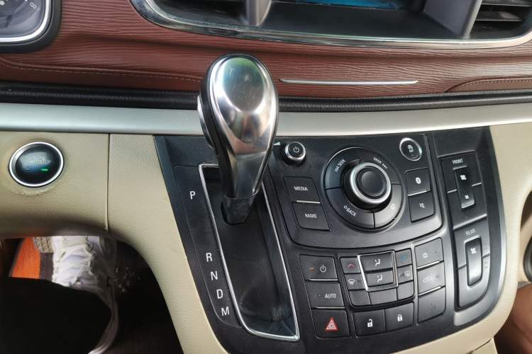 Used Buick GL8 2017 25S Luxury Version China V Standard Gear Lever