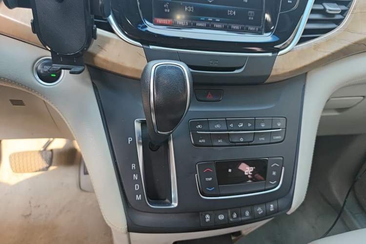 Used Buick GL8 2017 ES 28T Comfort Model China V Standard Gear Lever