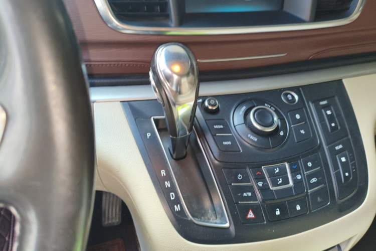 Used Buick GL8 2017 25S Comfort Version China V Standard Gear Lever