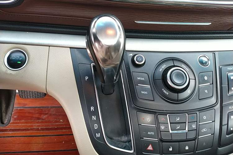 Used Buick GL8 2017 25S Luxury Version China V Standard Gear Lever