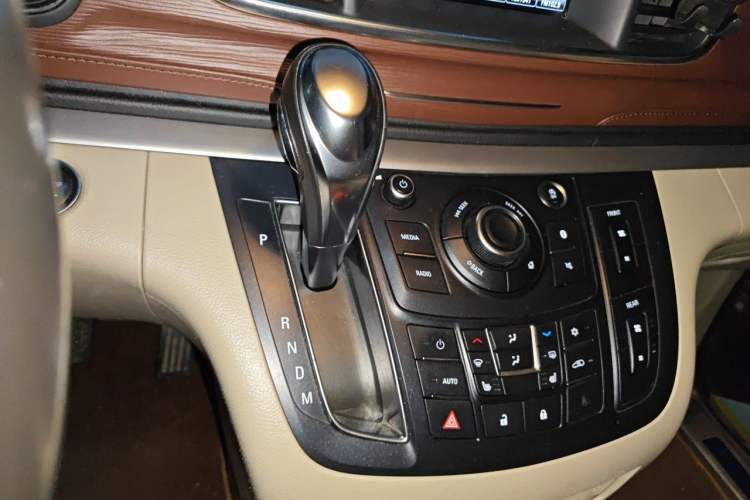 Used Buick GL8 2017 25S Prestige Version China V Standard Gear Lever