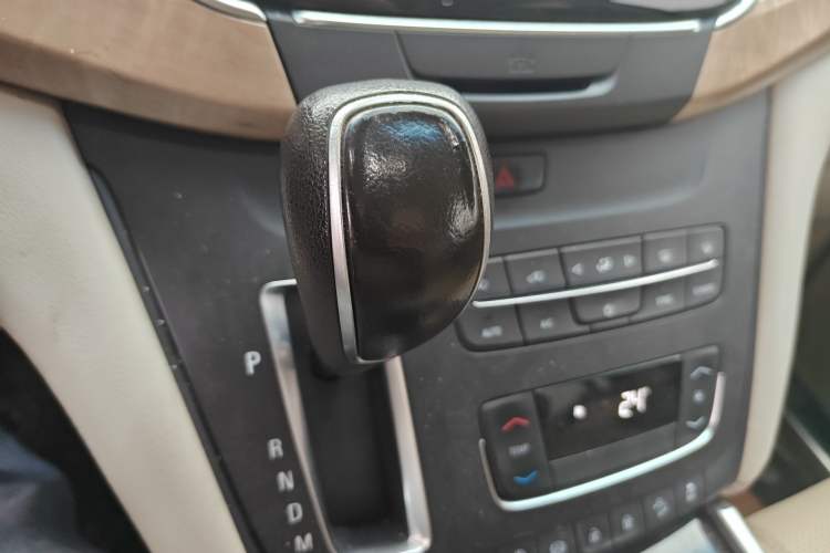 Used Buick GL8 2017 ES 28T Comfort Model China V Standard Gear Lever