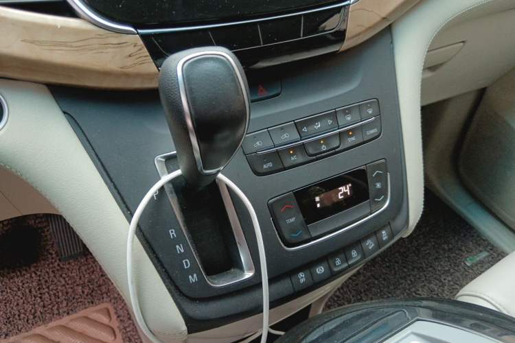 Used Buick GL8 2017 ES 28T Comfort Model China V Standard Gear Lever