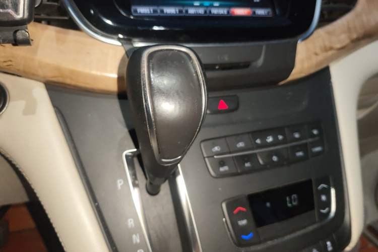 Used Buick GL8 2017 ES 28T Comfort Model China V Standard Gear Lever