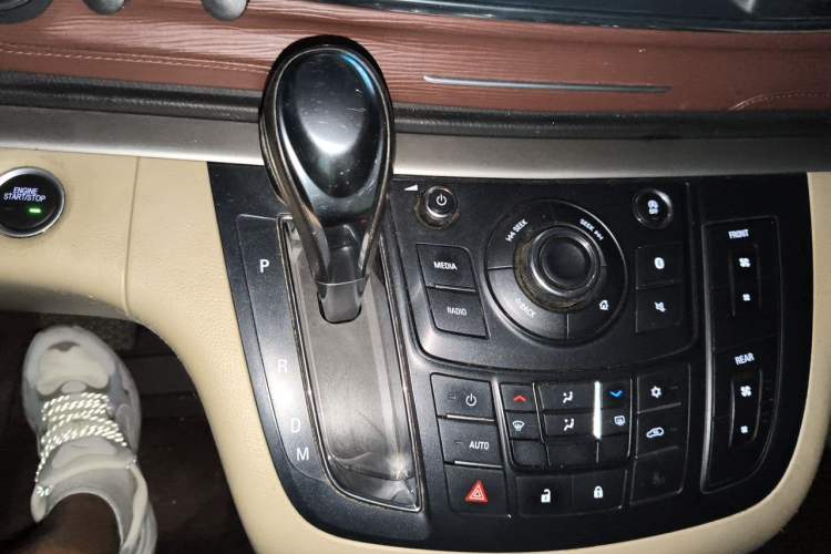 Used Buick GL8 2017 25S Comfort Version China V Standard Gear Lever