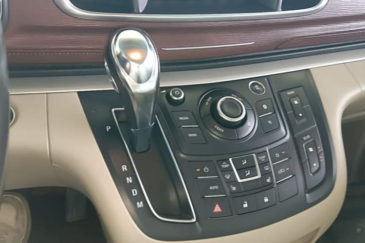 Used Buick GL8 2017 25S Prestige Version China V Standard Gear Lever