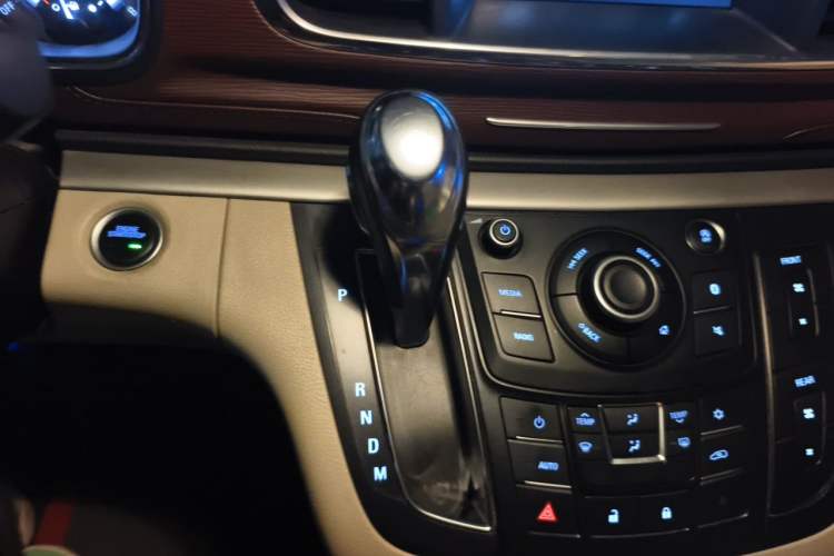 Used Buick GL8 2017 25S Comfort Version China V Standard Gear Lever
