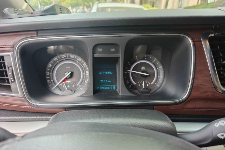 Used Buick GL8 2017 25S Luxury Version China V Standard Odometer Close Up